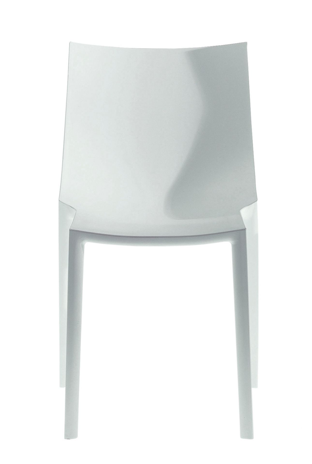 Weißer Bo Stuhl von Driade, moderner Designstuhl aus Kunststoff für Esszimmer und Wohnbereich.