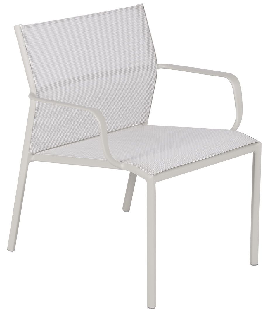 Cadiz Sessel von Fermob für den Außenbereich, moderner Gartensessel mit Armlehnen und pulverbeschichtetem Aluminiumgestell.