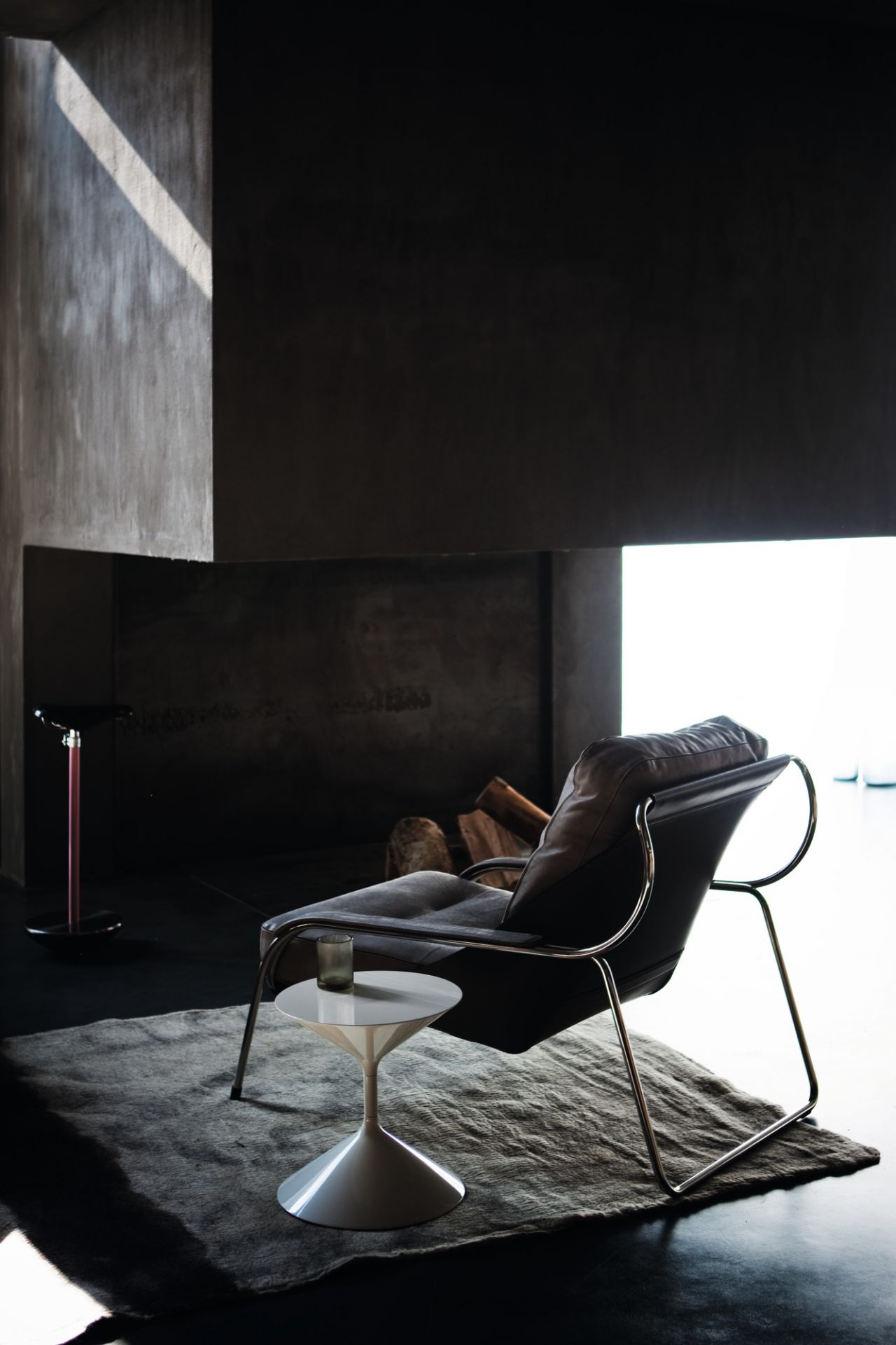 Maggiolina Sessel von Zanotta mit Hocker auf Teppich, modernes Wohnzimmer Design.