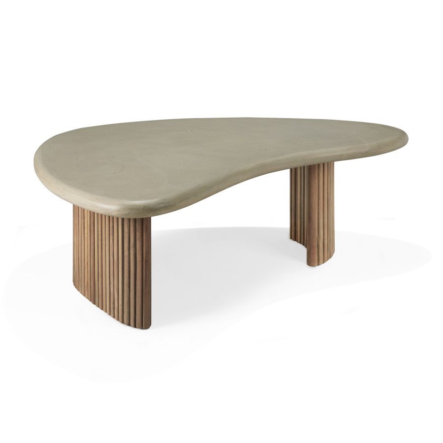 Boomerang Couchtisch für den Außenbereich: Betonplatte mit Teakholz-Beinen, modernes Design für Garten und Terrasse.