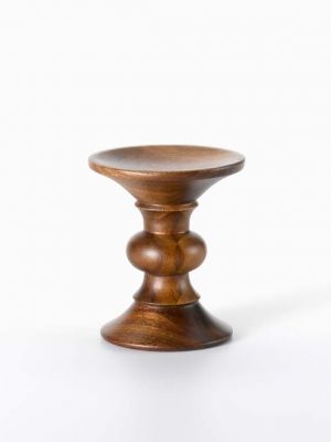 Brauner Miniatur Stool Modell B von Vitra aus Holz, isoliert auf weißem Hintergrund.