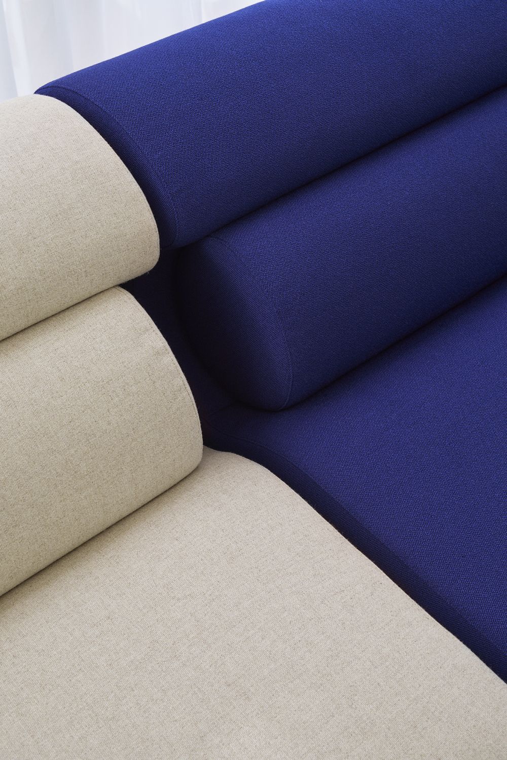 Detailaufnahme des OLA Sofa Pouf OUT in Beige und Blau, modernes modulares Sitzmöbel für Wohnzimmer.