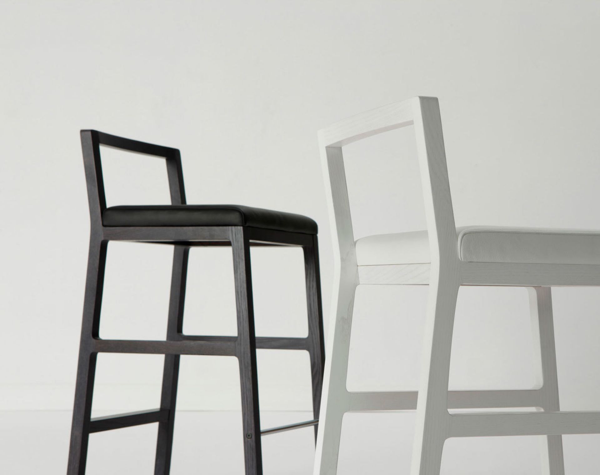 Midori Hocker in Schwarz und Weiß von Sancal, moderne Barhocker mit Rückenlehne.