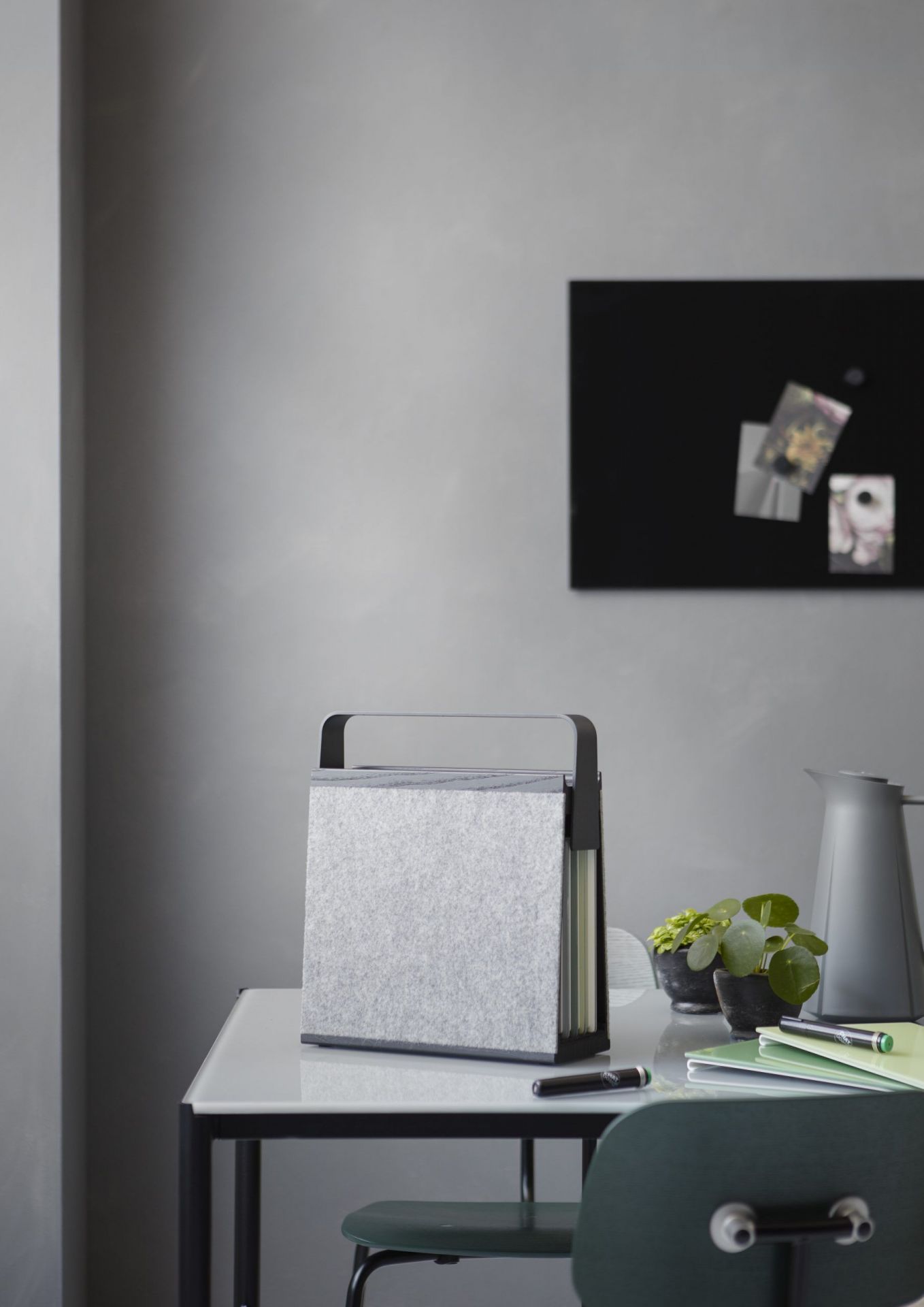 Nahaufnahme einer Chat Board Classic Glastafel auf einem Schreibtisch, magnetische Wandtafel für Büro und Zuhause.