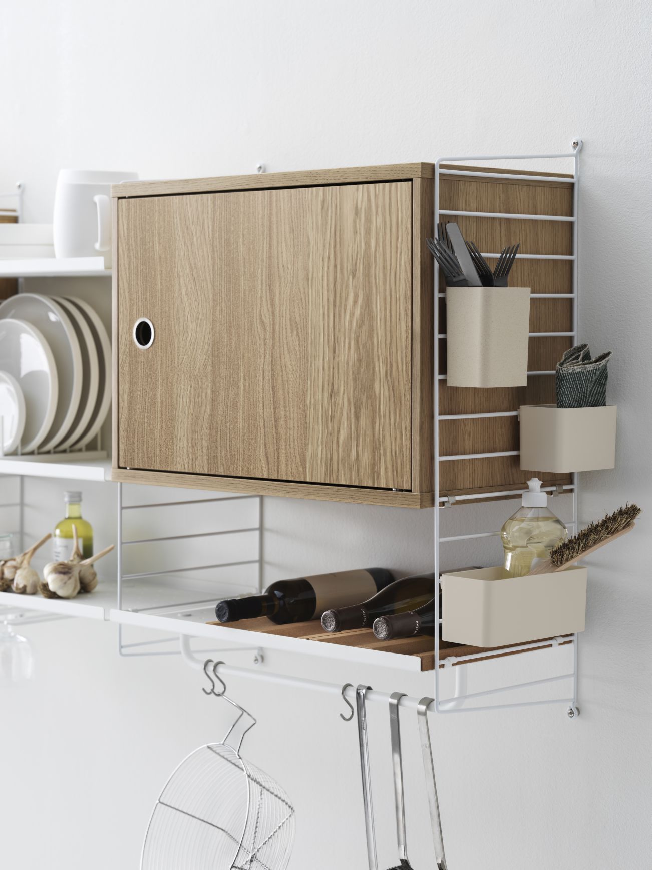 String Furniture Schrankelement mit Schwenktür in Walnuss, Teil eines modularen Regalsystems für Küche und Wohnraum.