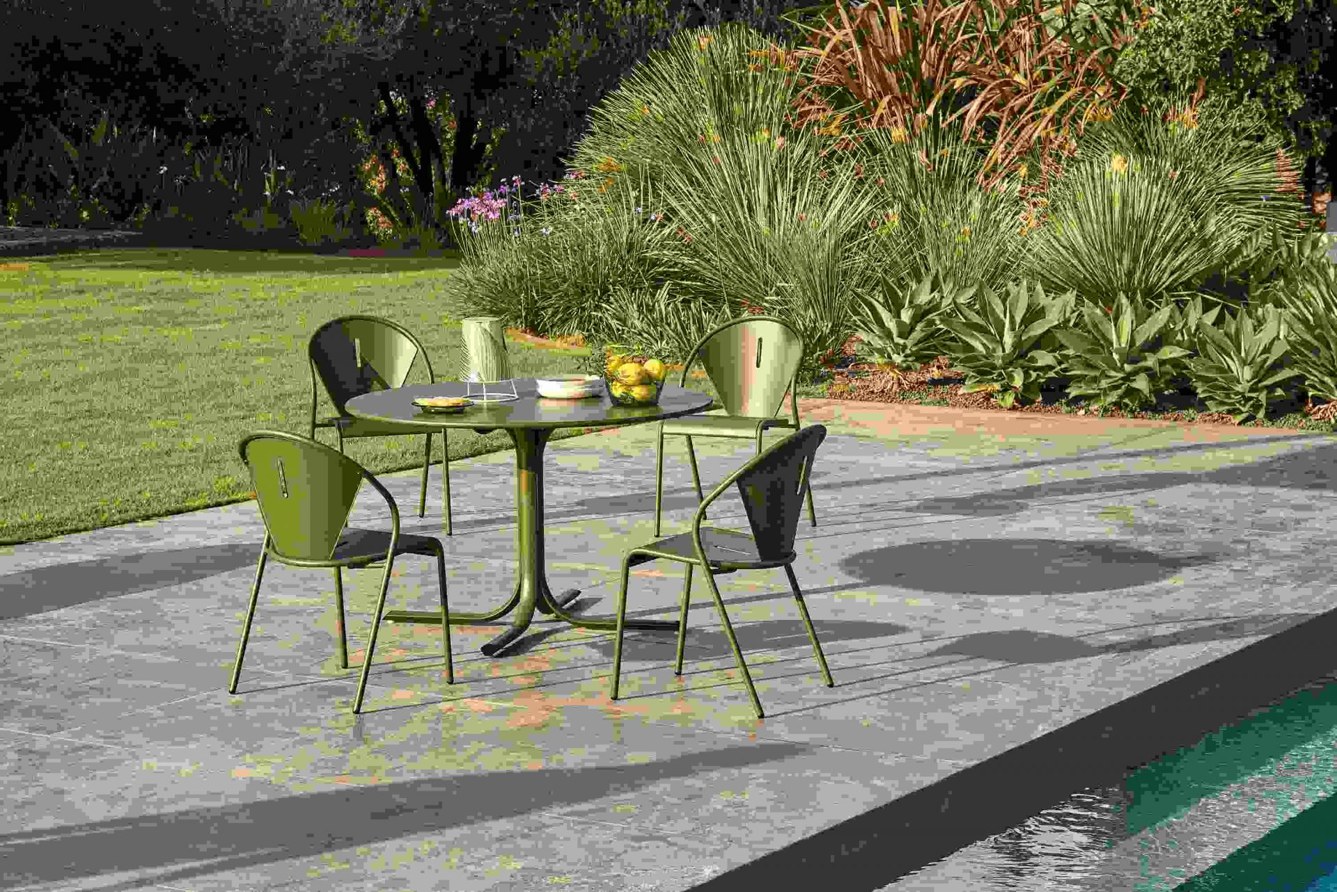 Grüne Emu Code Chair Stühle und Tisch für den Garten oder die Terrasse.