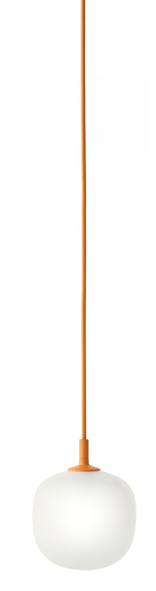 Weiße Rime Pendelleuchte von Muuto mit orangem Kabel und Aufhängung, moderne Innenbeleuchtung.