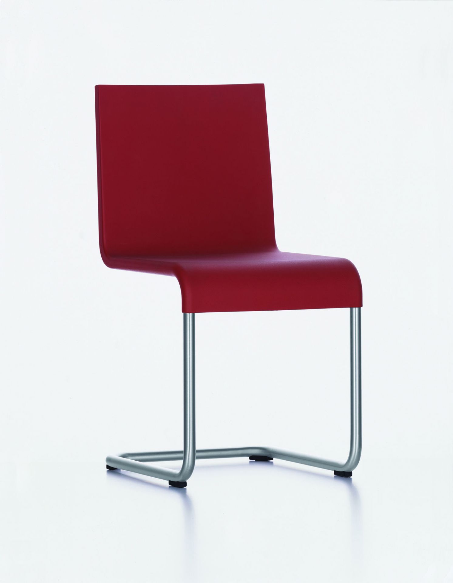 Roter .05 Stuhl von Vitra mit Kufengestell, stapelbar, für Büro und Wohnbereich.