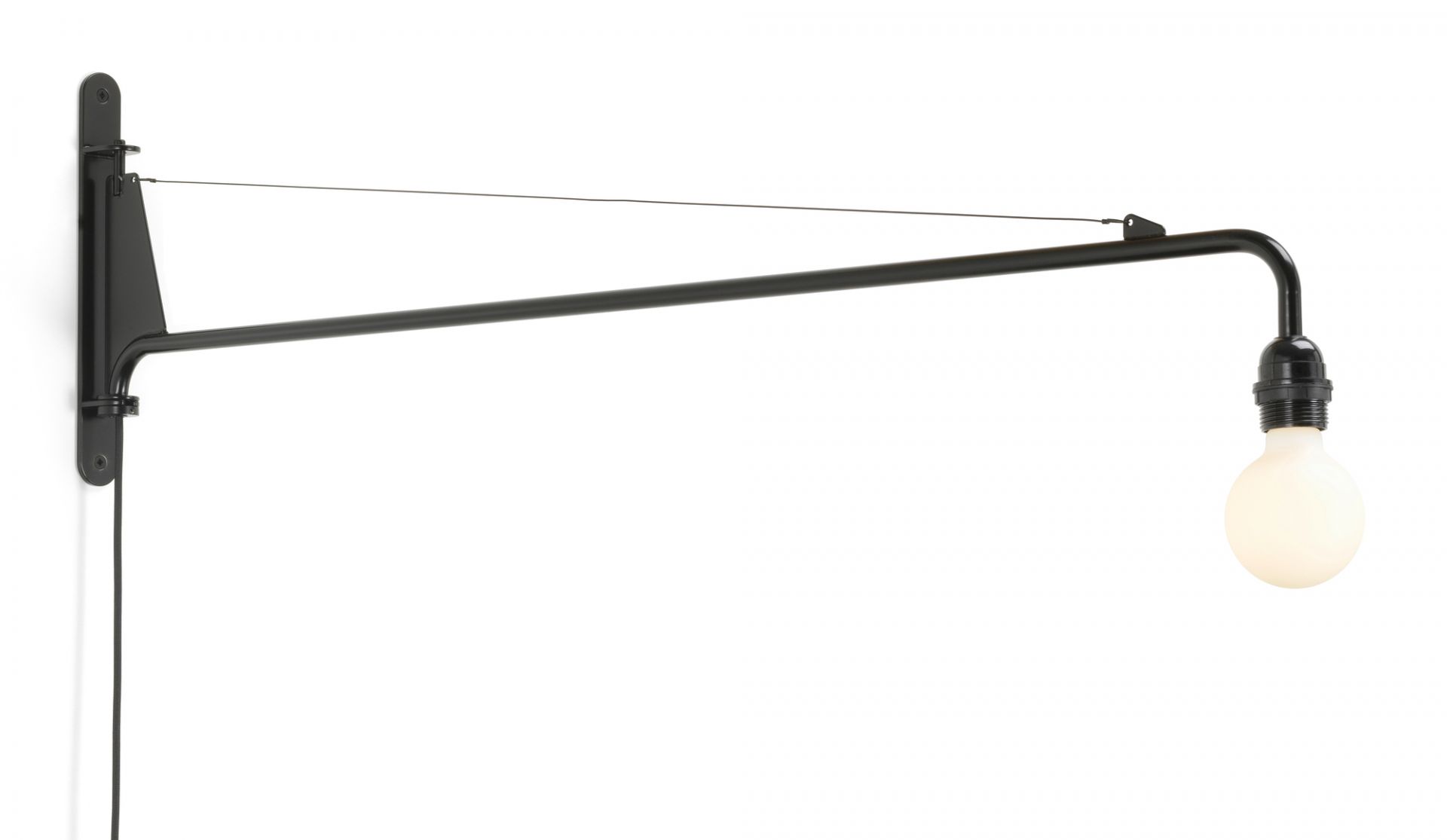 Schwarze Petite Potence Wandleuchte von Vitra mit Glühbirne und langem Arm vor weißem Hintergrund.