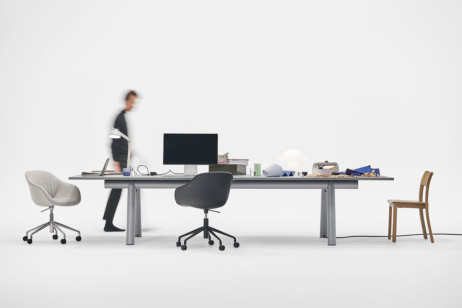 Hay Boa Table Konferenztisch 420 cm breit mit Bürostühlen und Büromaterial auf weißem Hintergrund.