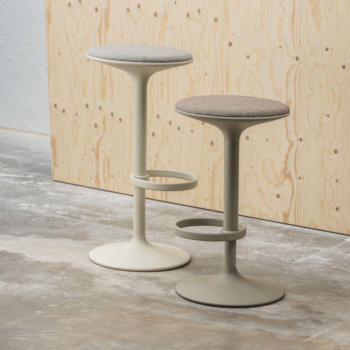 Zwei moderne Hula Barhocker von Andreu World mit Fußstütze und grauem Stoffbezug.