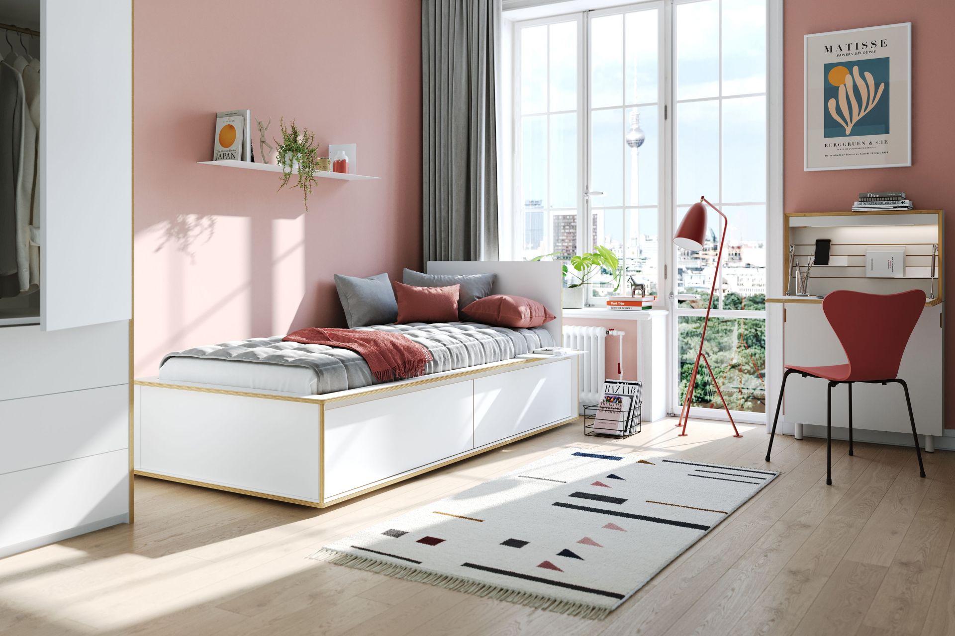 Helles Schlafzimmer mit Spaze Bett von Müller Möbelwerkstätten, Schreibtisch, roter Lampe und Teppich.