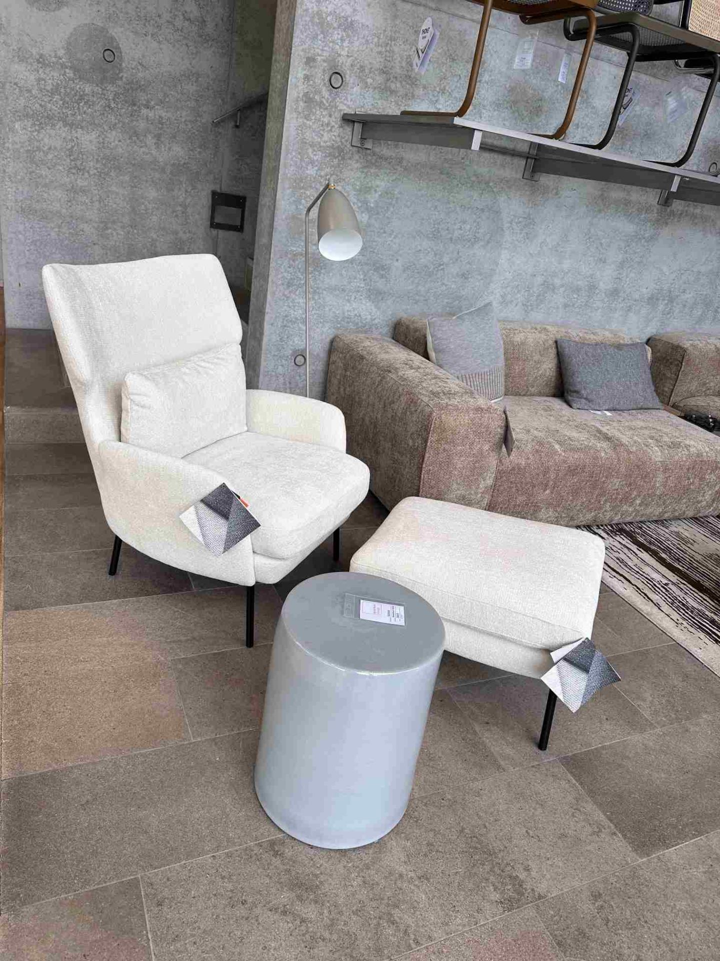 Weißer Seatrelax Sessel mit Ottoman und grauem Beistelltisch, modernes Wohnzimmer Design.