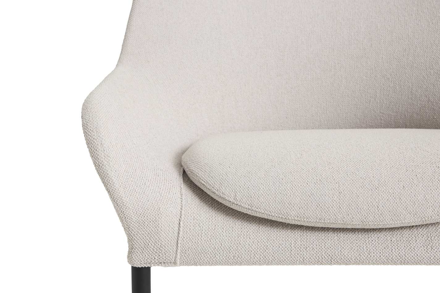 Detailaufnahme des Hay 02 Lounge Sessels in Beige, der Komfort und modernes Design vereint.