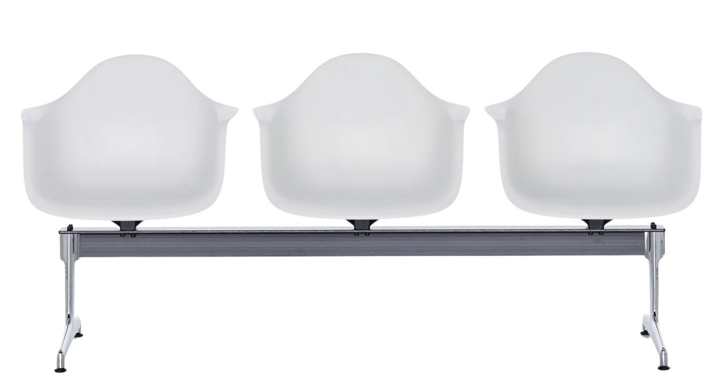 Eames Plastic Armchair RE op een Vitra-bank met vakwerkconstructie