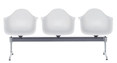 Eames Plastic Armchair RE op een Vitra-bank met vakwerkconstructie