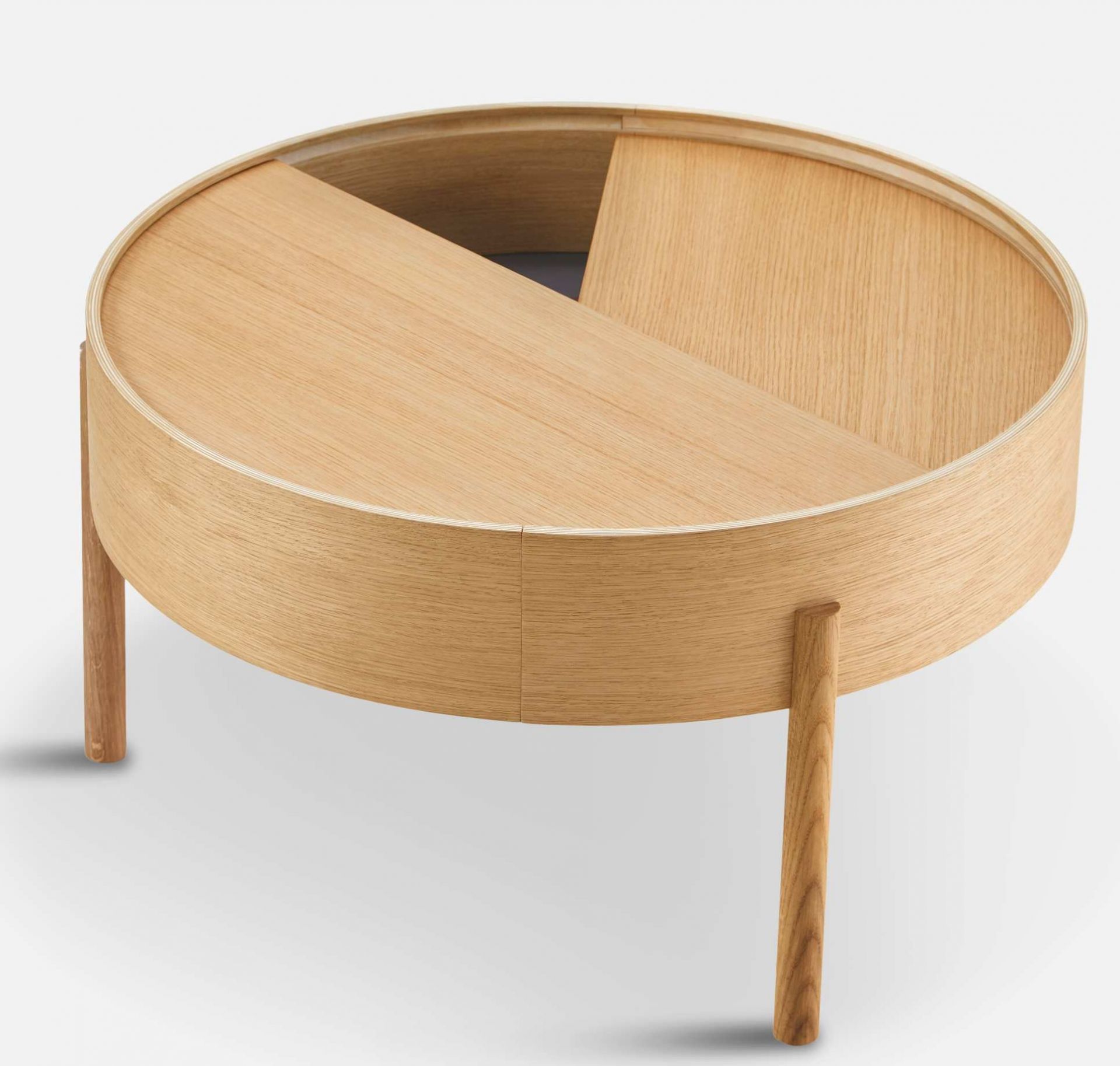 Runder Arc Couchtisch von Woud aus geölter Eiche mit Stauraum, Durchmesser 66 cm.