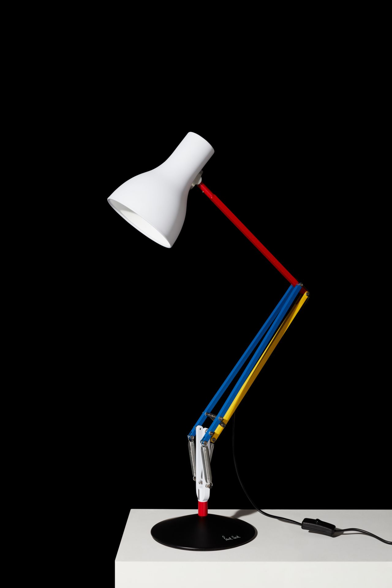 Anglepoise Type 75 Mini Paul Smith Edition Tischleuchte mit rotem, gelbem und blauem Arm.