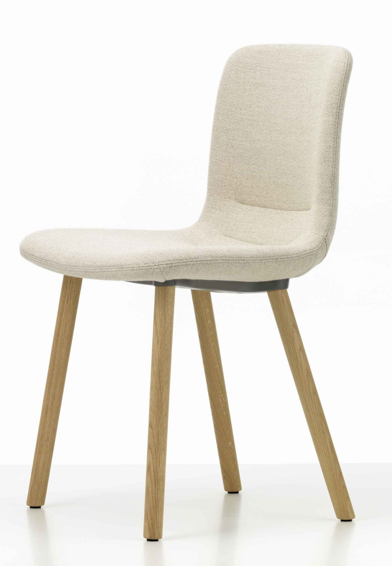 Vitra Hal Soft Wood Stuhl mit Stoffbezug in Creme und hellem Holzgestell.