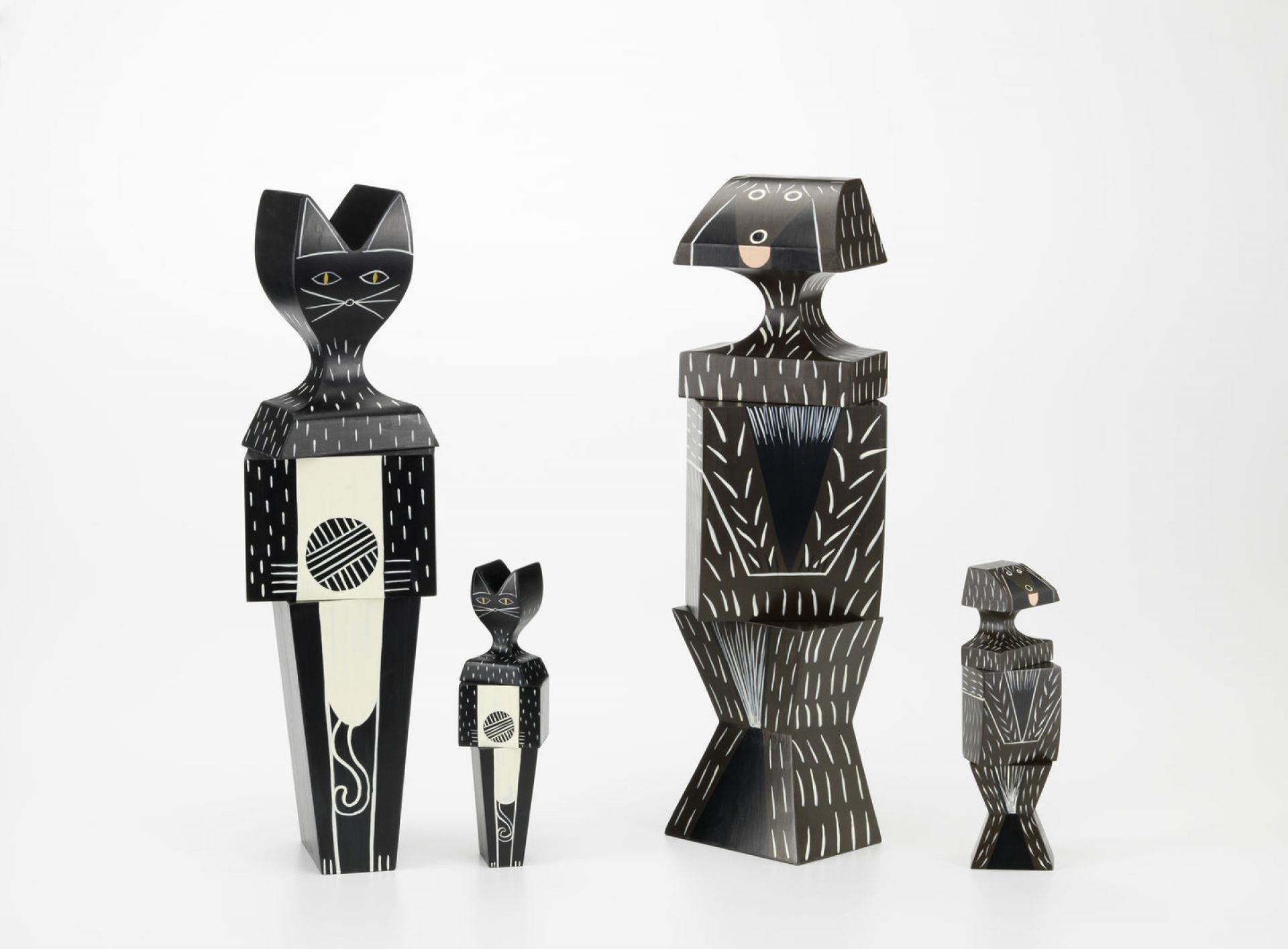 Vitra Wooden Dolls: Katze und Hund Holzfiguren, dekorative Designobjekte für Wohnaccessoires und Sammler.