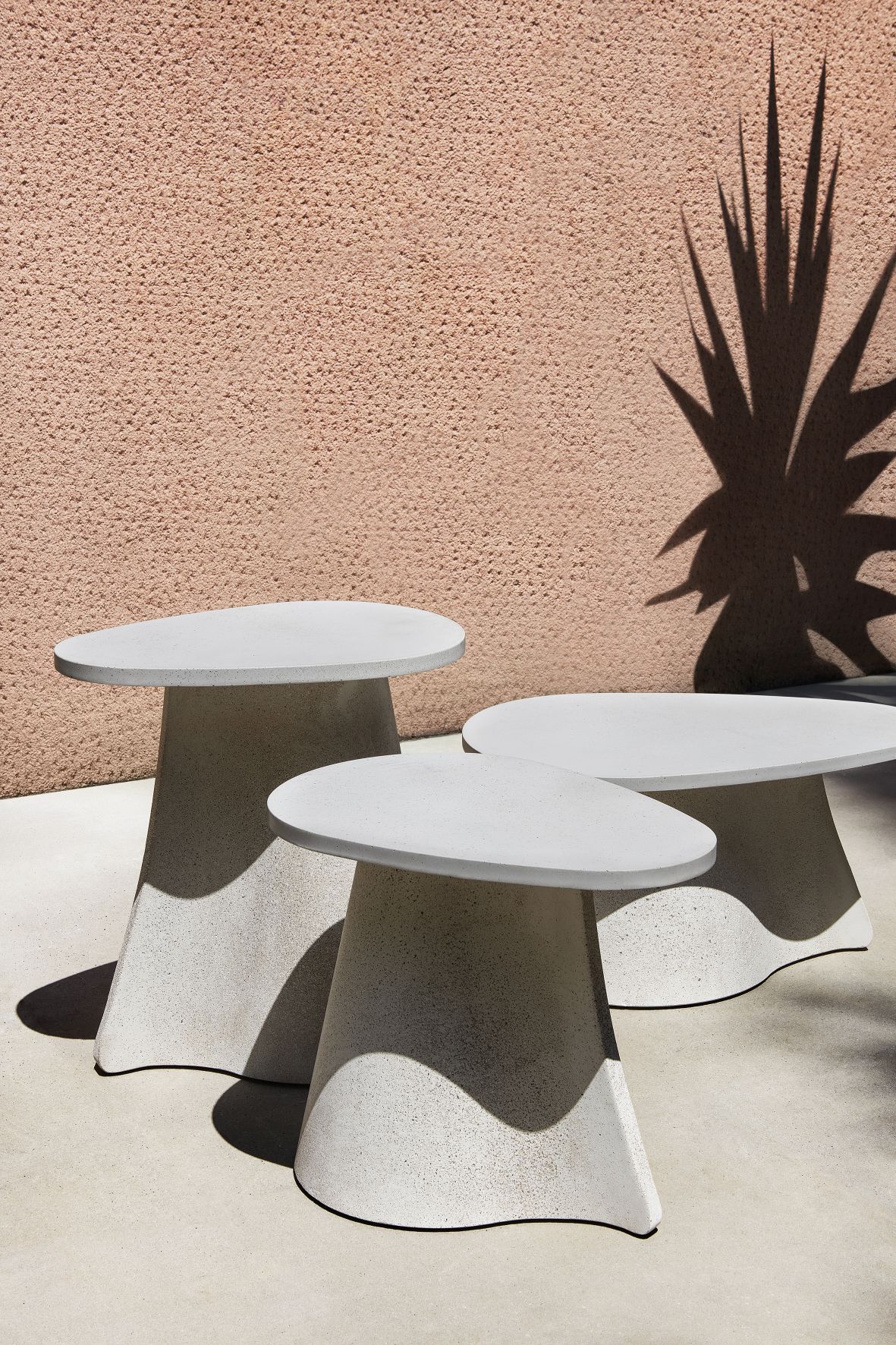Drei moderne, graue Fossil Beistelltische von MDF Italia im minimalistischen Design für Wohnzimmer und Garten.