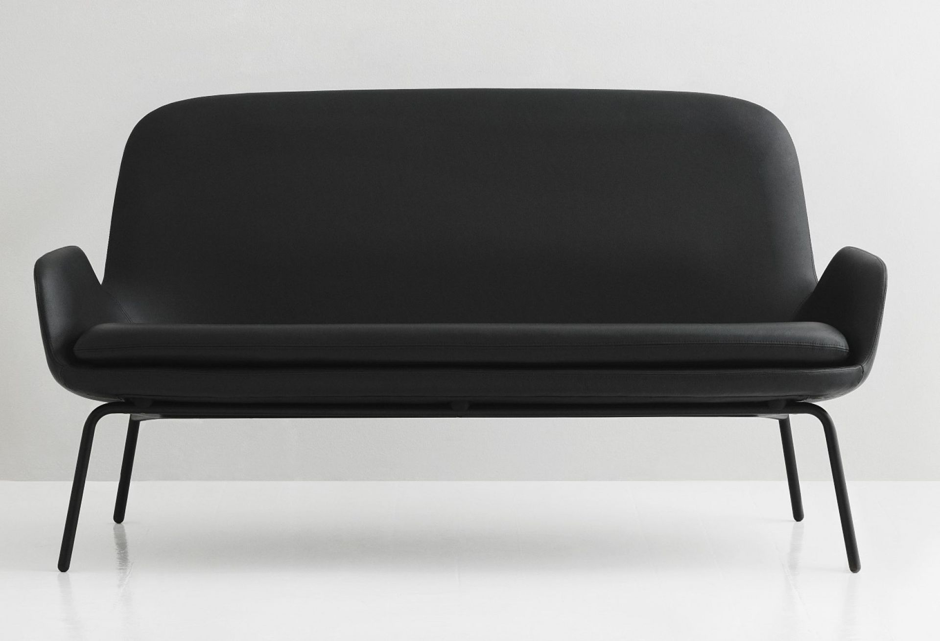 Schwarzes Era Sofa von Normann Copenhagen mit minimalistischem Design und filigranem Metallgestell.