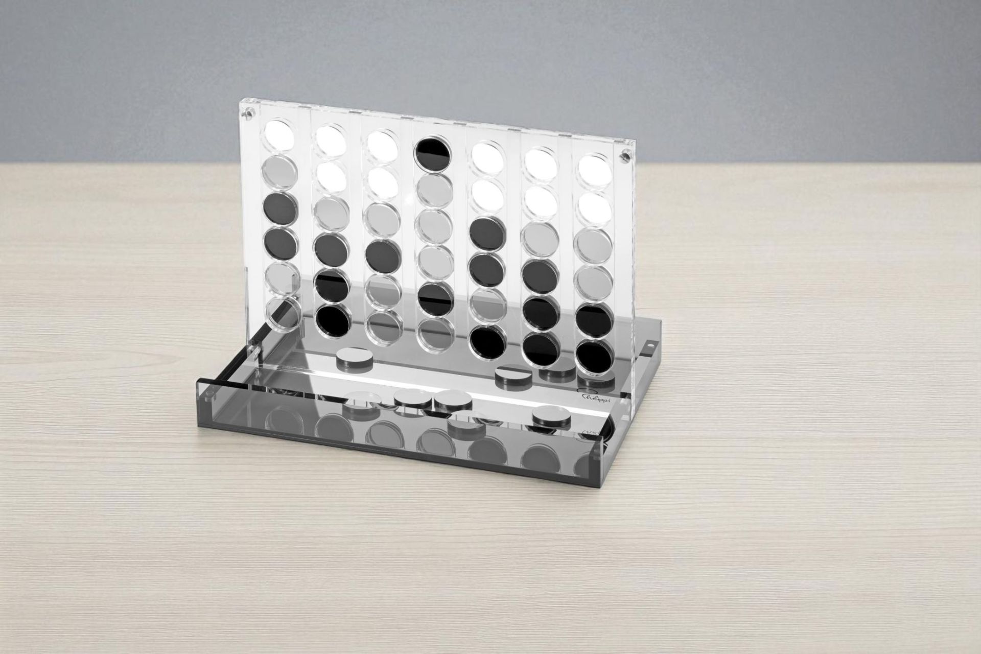 YAP Strategiespiel 4 in einer Reihe von Philippi, modernes Design, aus Acryl mit schwarzen und silbernen Spielsteinen.
