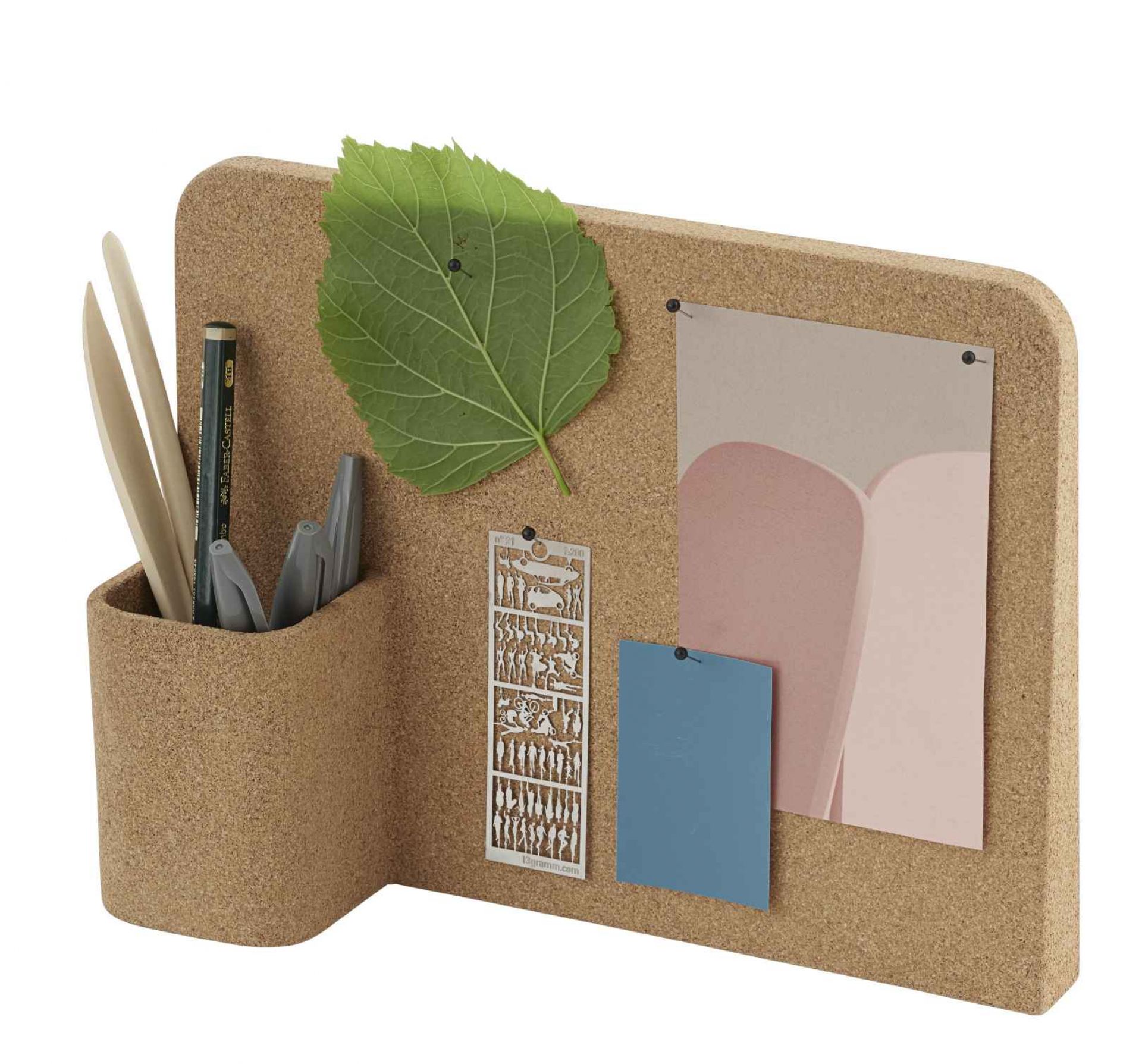 Muuto Story Pinboard: Kork Pinnwand mit Stifthalter, Notizen und Blatt, ideal für Büro und Zuhause.