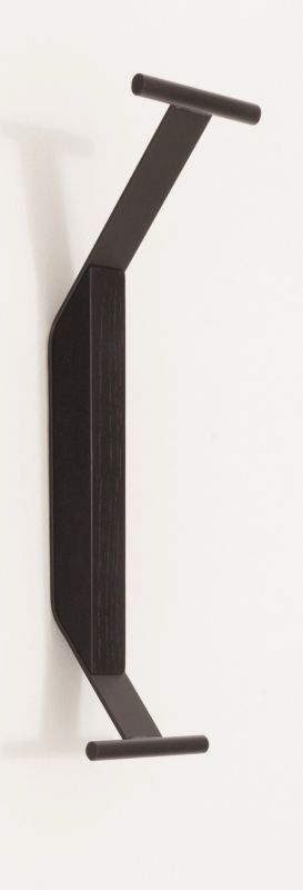 Schwarzer Artek Kaari Wandhaken REB 014 aus Holz und Metall an einer weißen Wand.