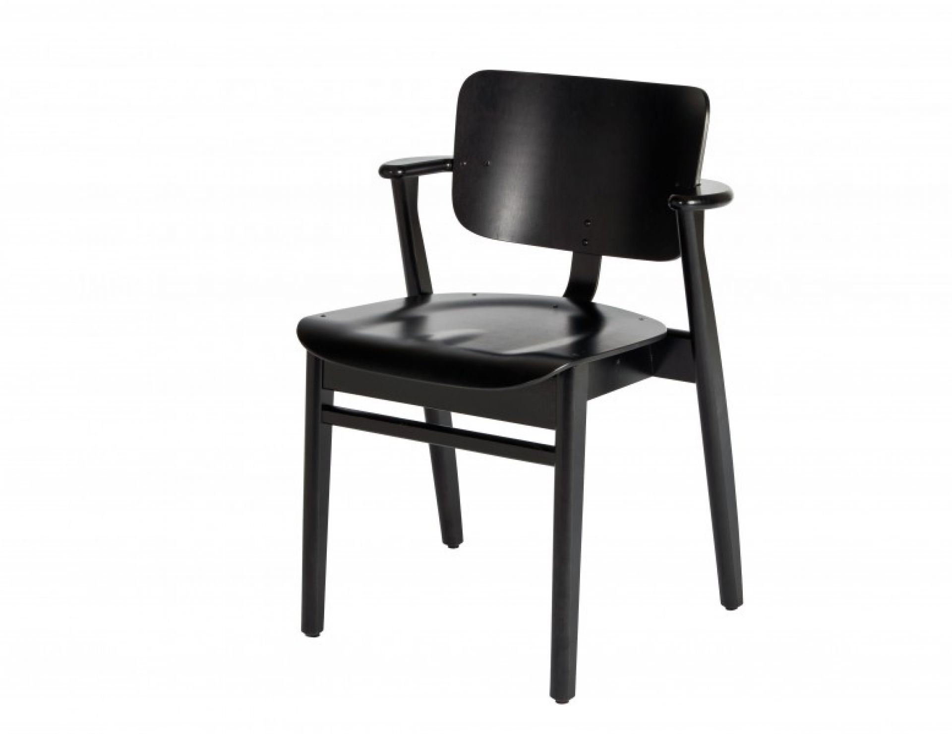 Schwarzer Domus Stuhl von Artek, ein moderner Holzstuhl mit Armlehnen für Esszimmer und Büro.