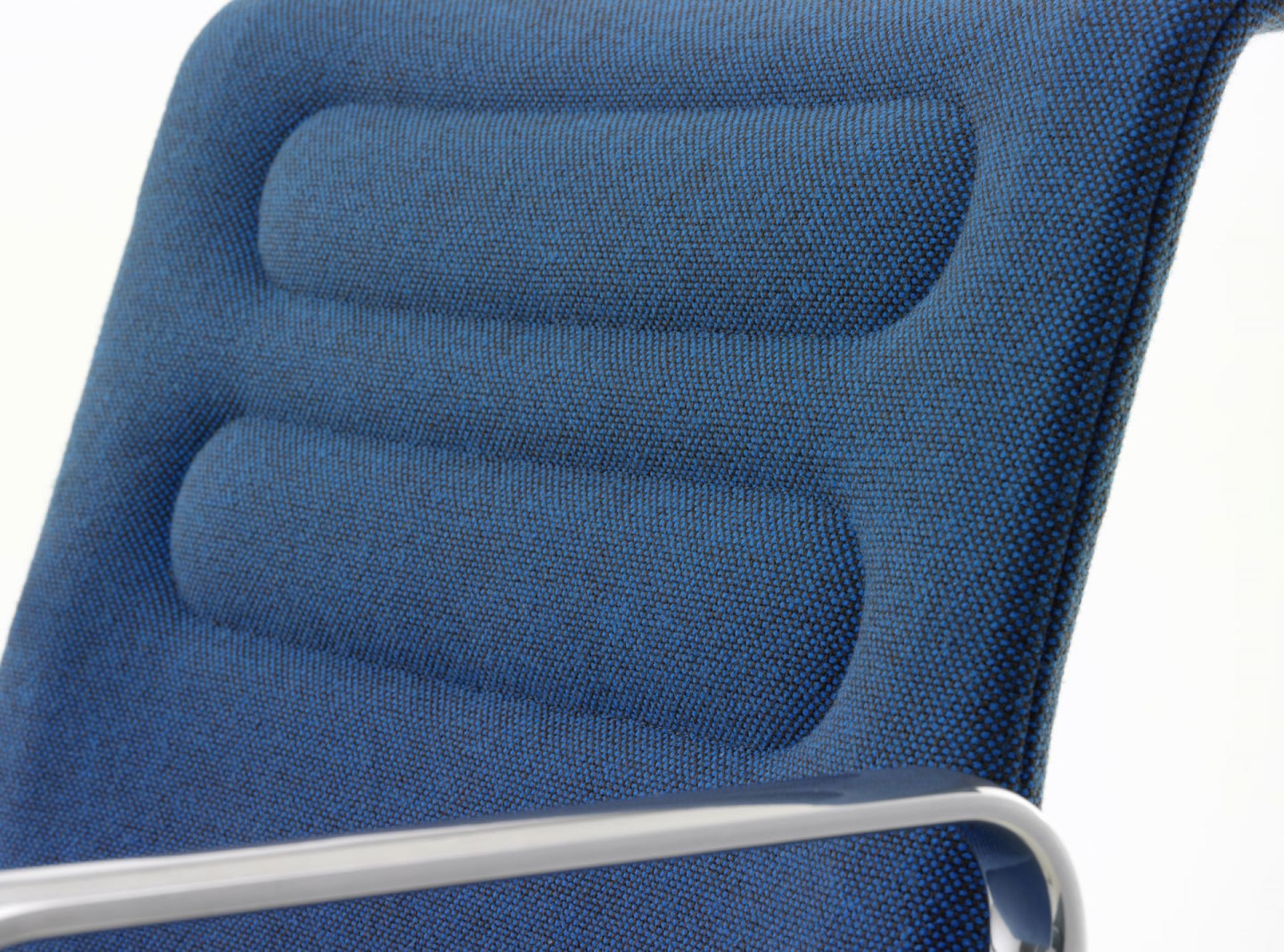 Detailaufnahme des blauen AC5 Bürodrehstuhls von Vitra, der ergonomischen Komfort und stilvolles Design vereint.
