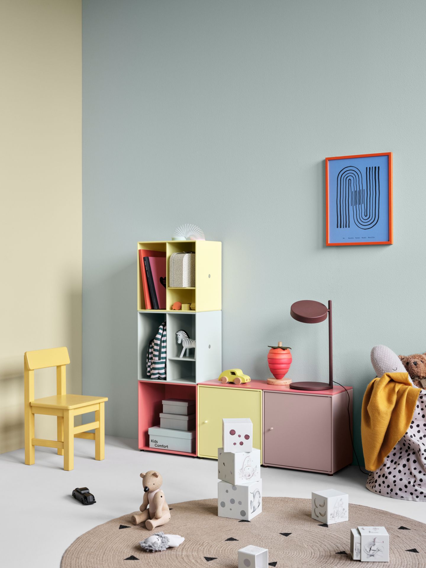 Farbenfrohes Kinderzimmer mit Montana Mini Modul mit Tür und Spielzeug. Stauraum für Kinder.