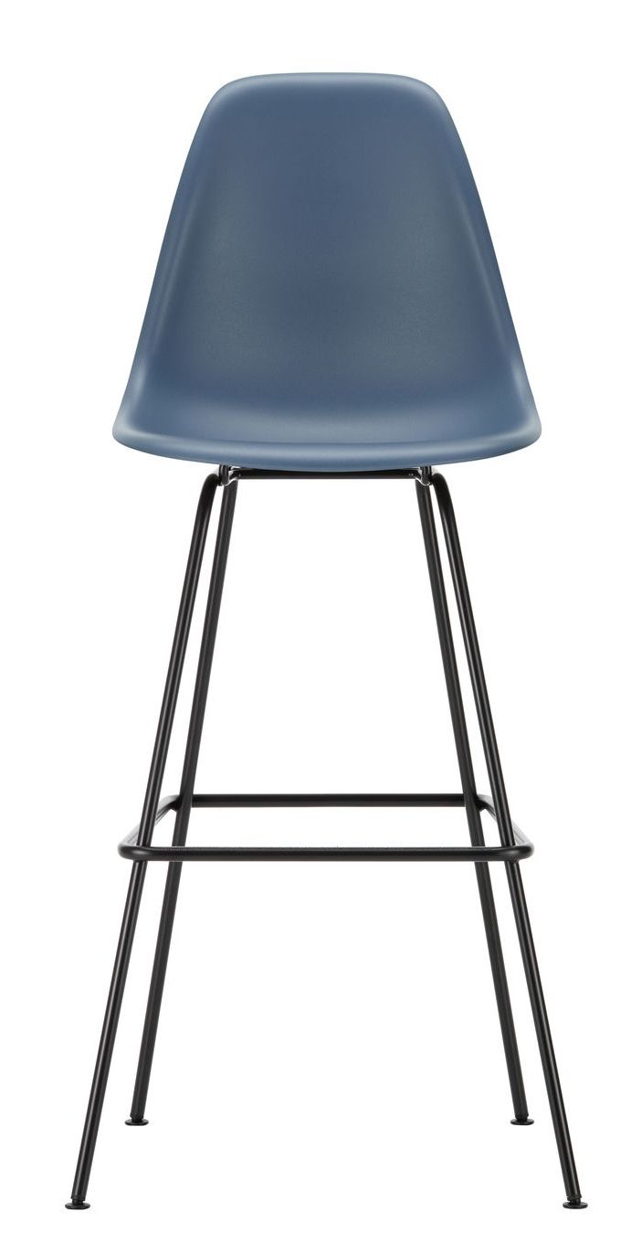 Blauer Eames Plastic Bar Stool Barhocker von Vitra mit schwarzem Metallgestell, Frontansicht.