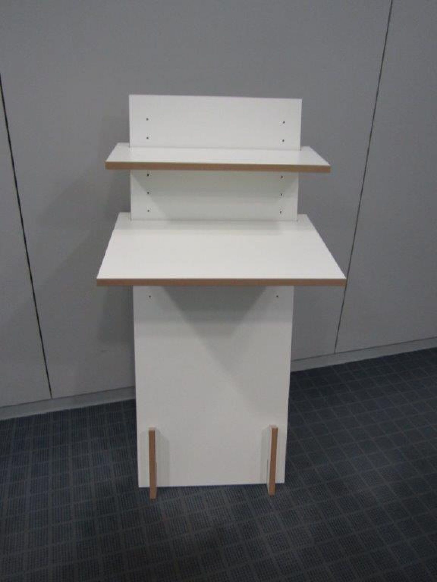 Tojo Stehpult: Weißes, modernes Stehpult mit zwei Ablageflächen für ergonomisches Arbeiten im Büro oder Homeoffice.