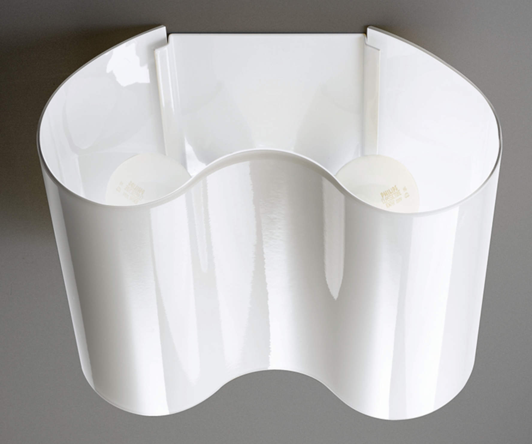 Foscarini Double Wandleuchte aus glänzendem, weißem Kunststoff, wellenförmiges Design für indirekte Beleuchtung im Innenbereich.