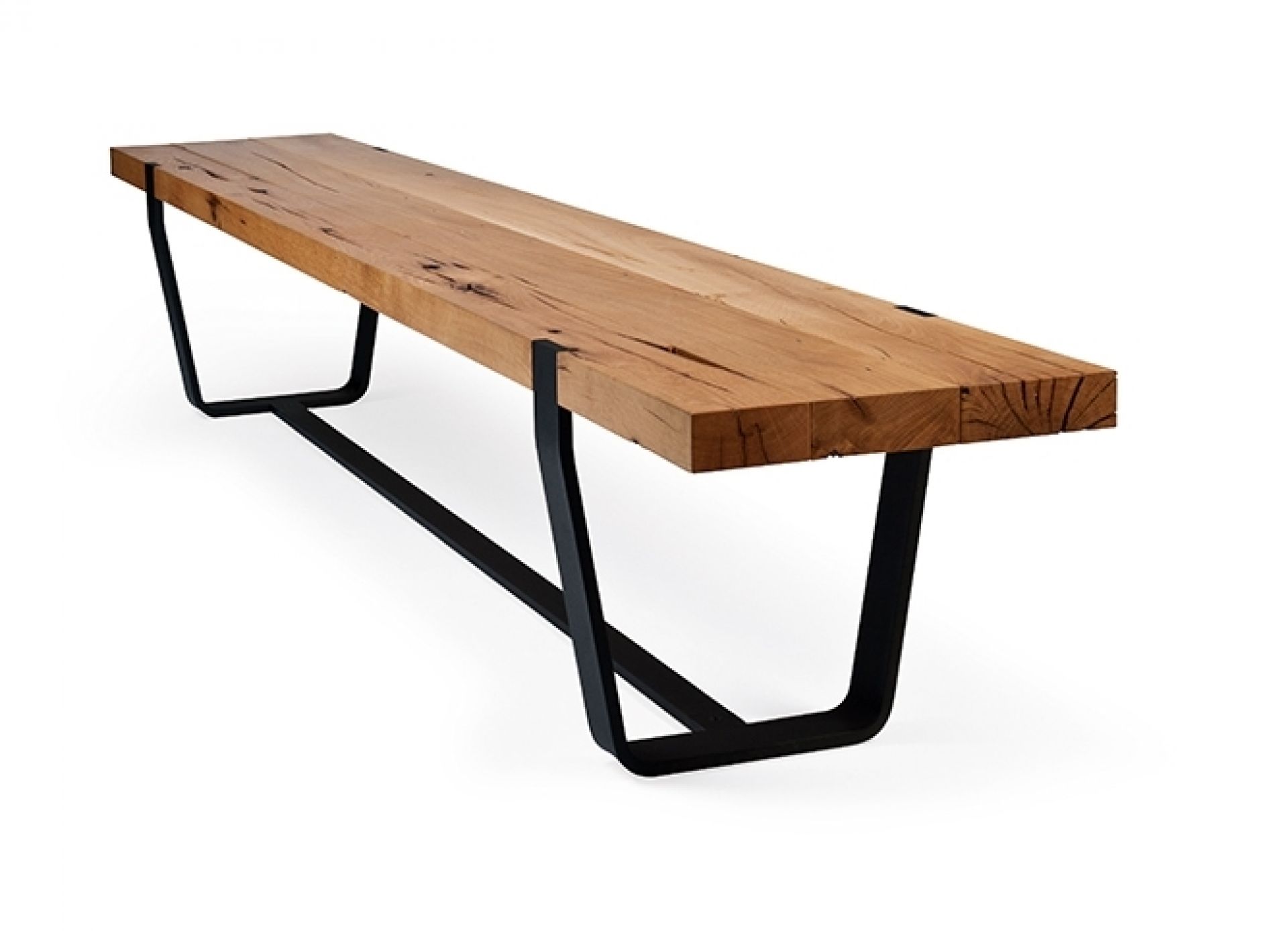 BB 11 Clamp Tisch von Janua aus Nussbaumholz mit schwarzem Metallgestell, modernes Design.
