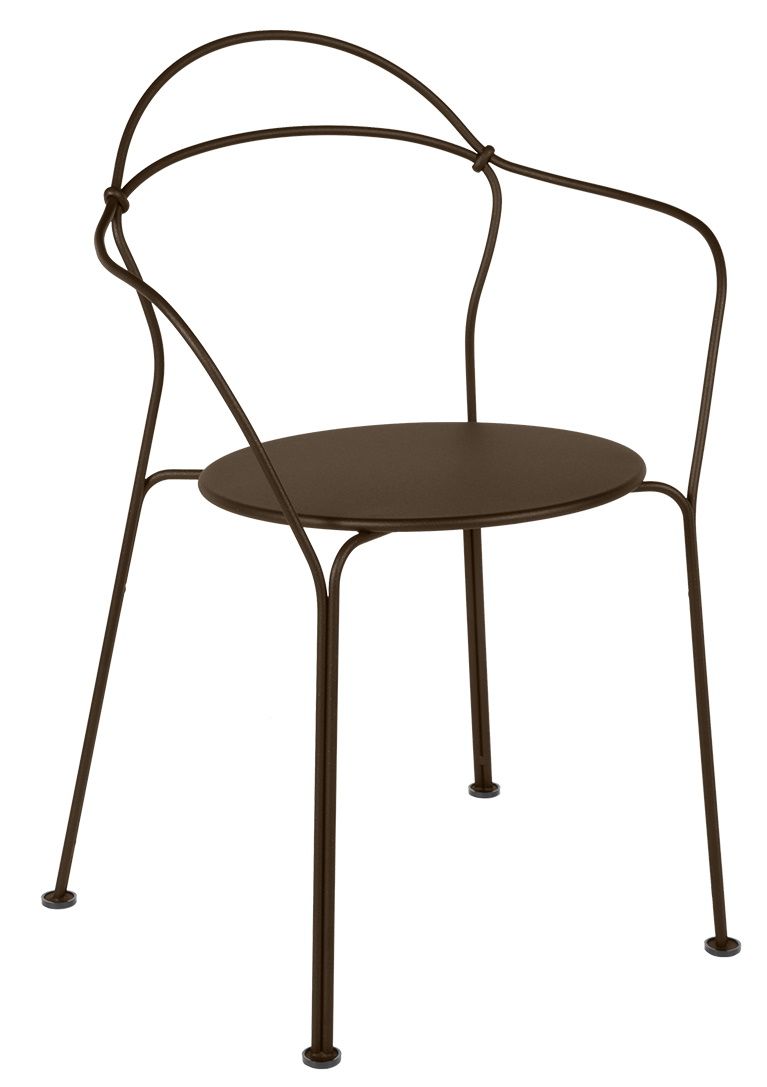 Airloop Bridge Sessel von Fermob für den Außenbereich, brauner Metallstuhl mit rundem Sitz.