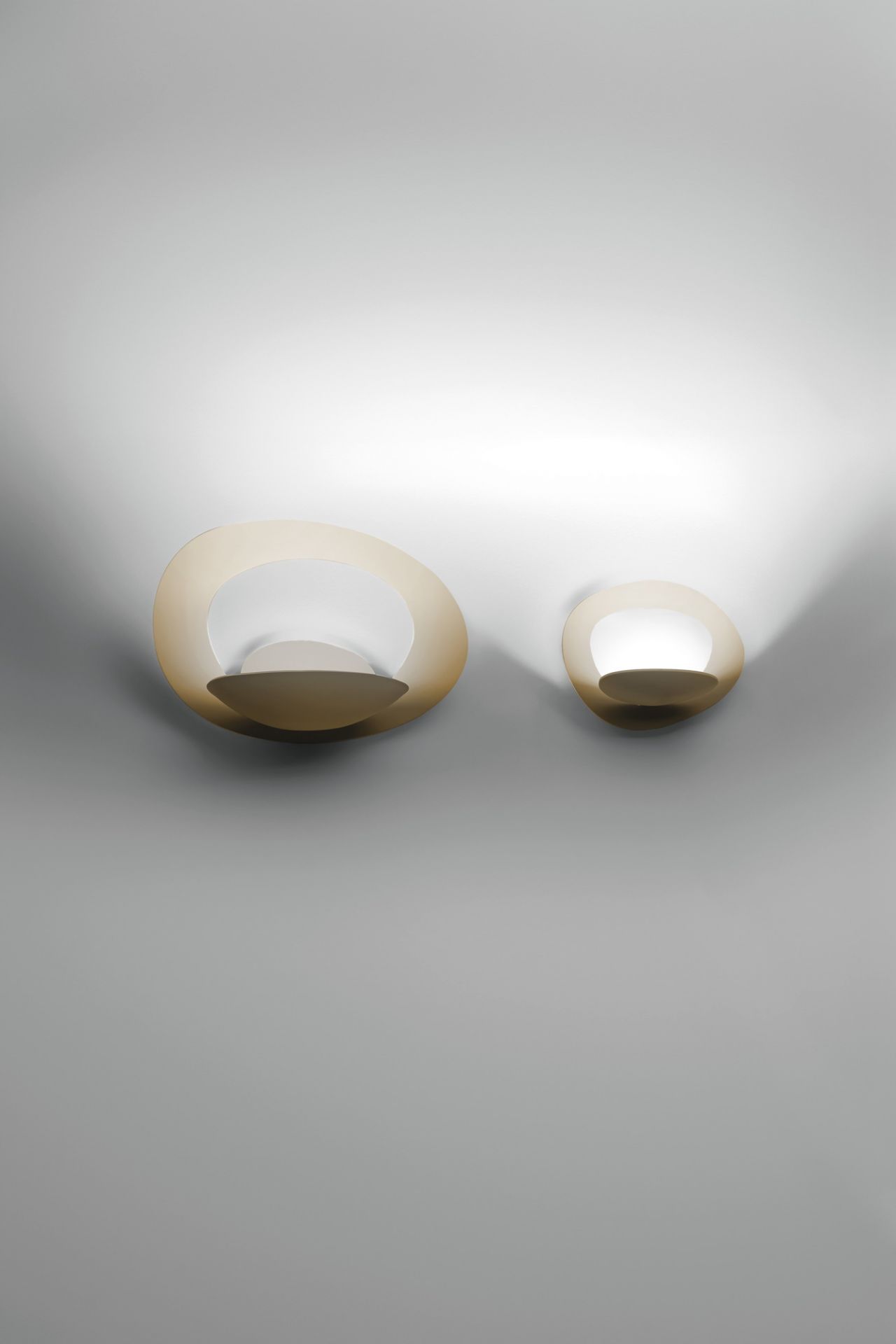 Zwei Artemide Pirce Micro LED Wandleuchten, modernes Design, indirekte Beleuchtung für Wohnräume.
