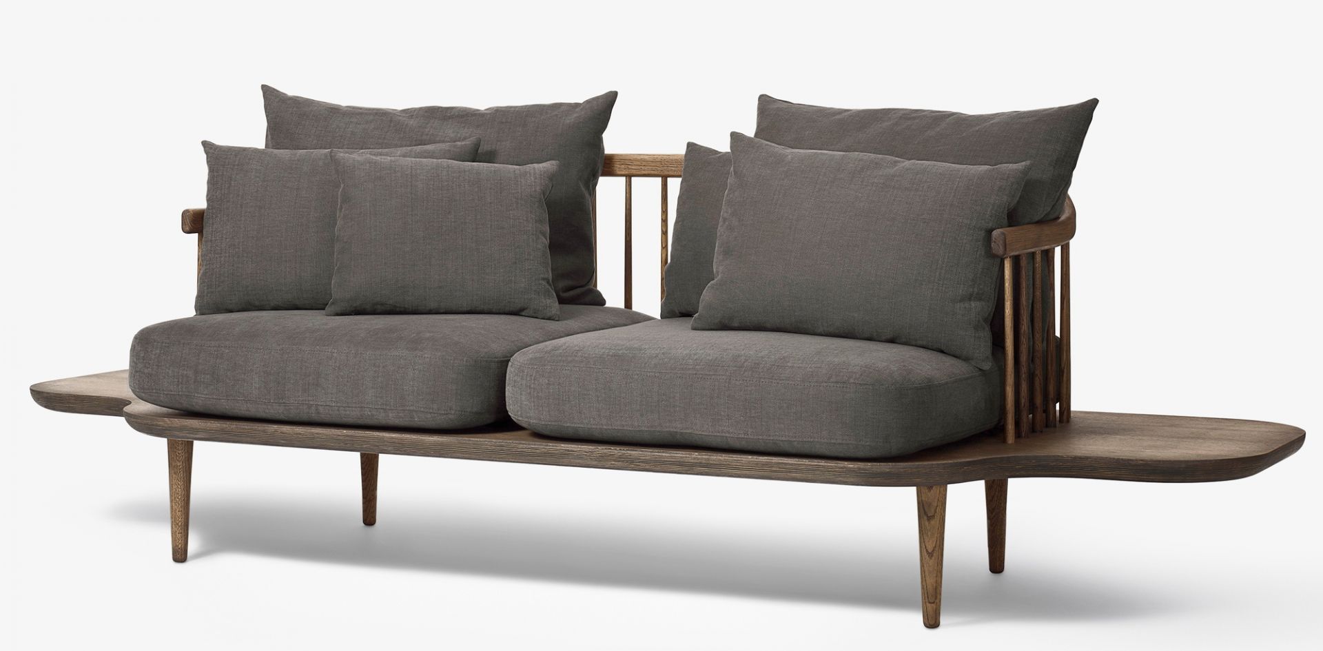 AndTradition Fly Lounge Sofa, 2-Sitzer, grauer Stoffbezug, Holzgestell mit Ablageflächen, modernes skandinavisches Design.