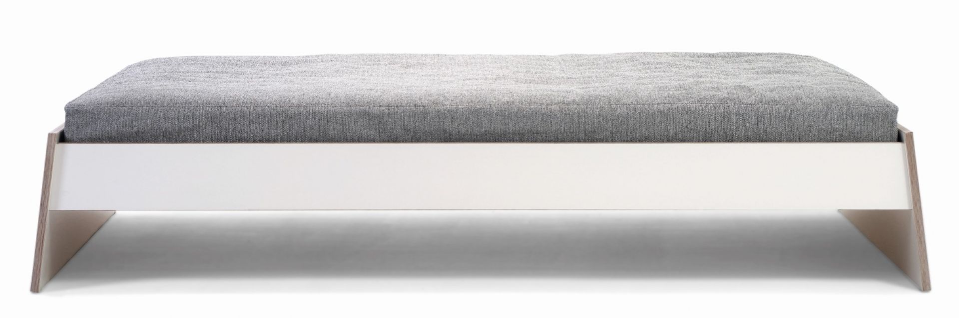 Stockholm Bett von Richard Lampert, 160 cm breit, Birke Multiplex, weiß, ohne Kopfteil.