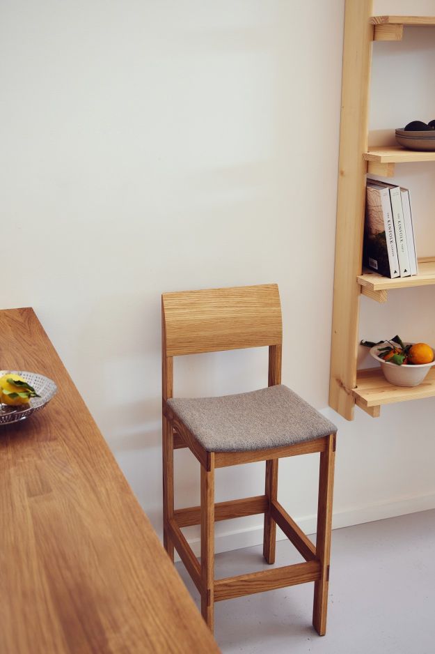 Beam Wandregal von Form & Refine mit fünf Fächern aus hellem Holz, modernes skandinavisches Design.