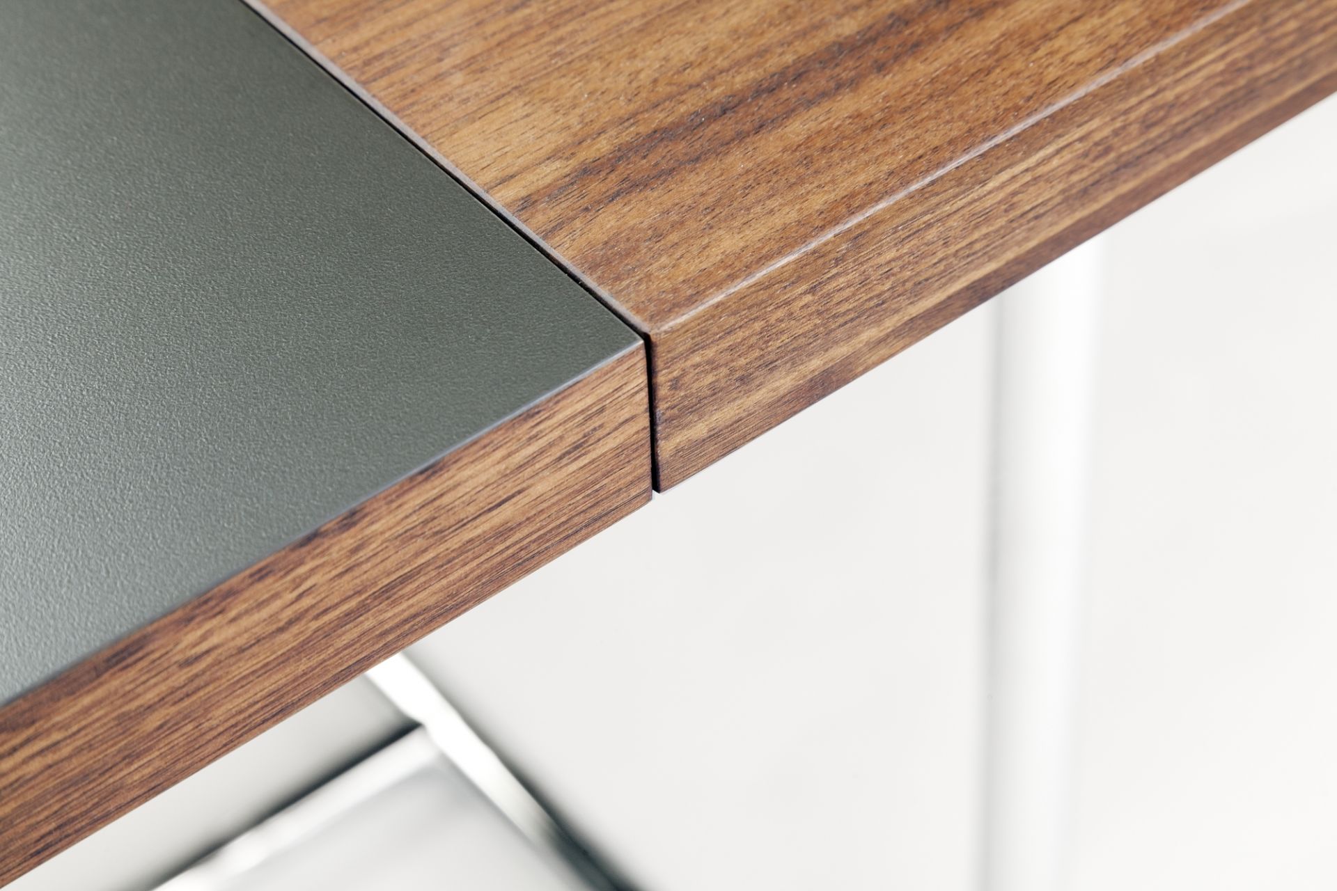 Detailaufnahme des Thonet S 1072 Esstisches mit Ausziehfunktion, Fokus auf die Tischplattenverbindung und Holzmaserung.