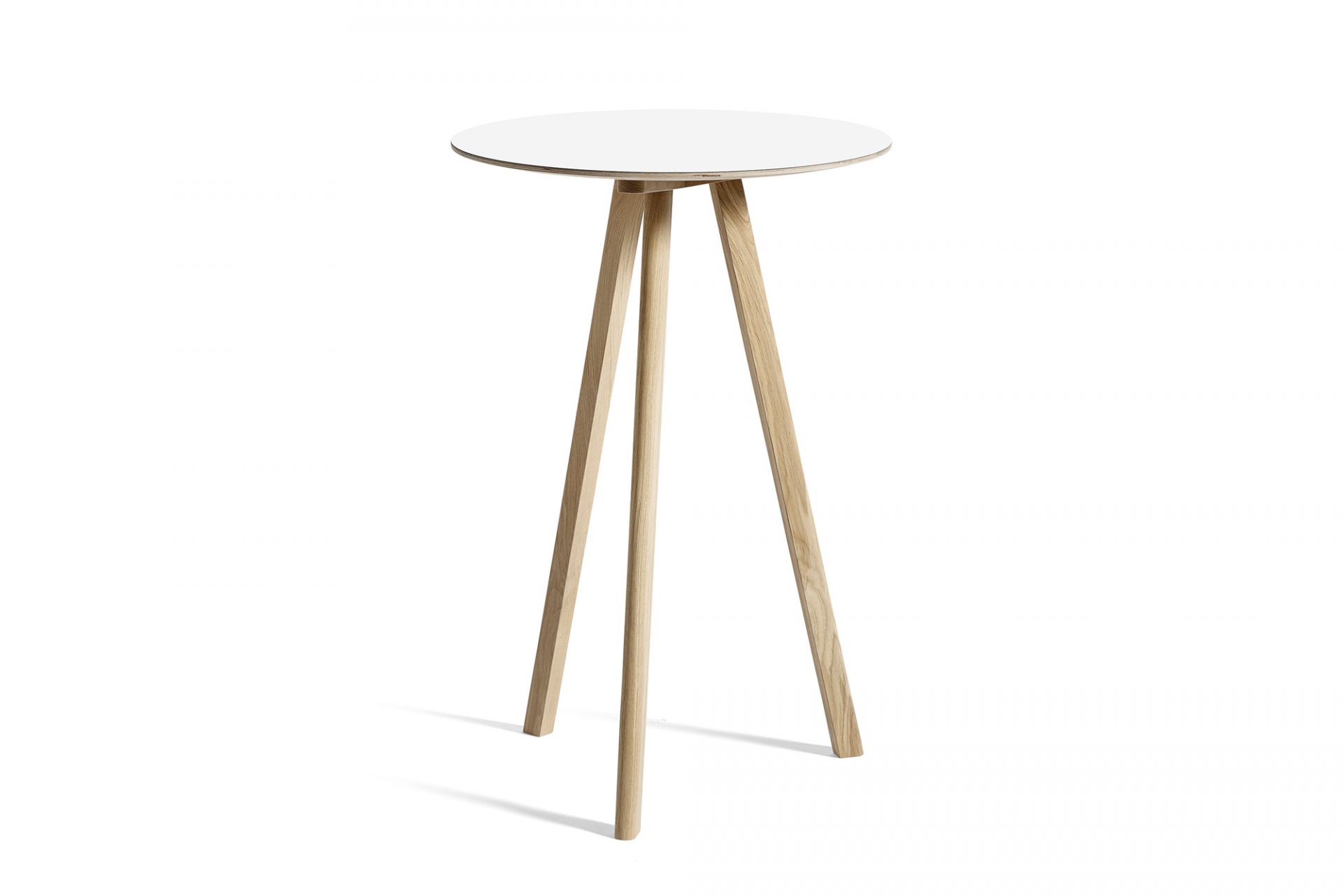 Copenhague Table CPH 20 Stehtisch von Hay mit weißer Tischplatte und Holzbeinen.
