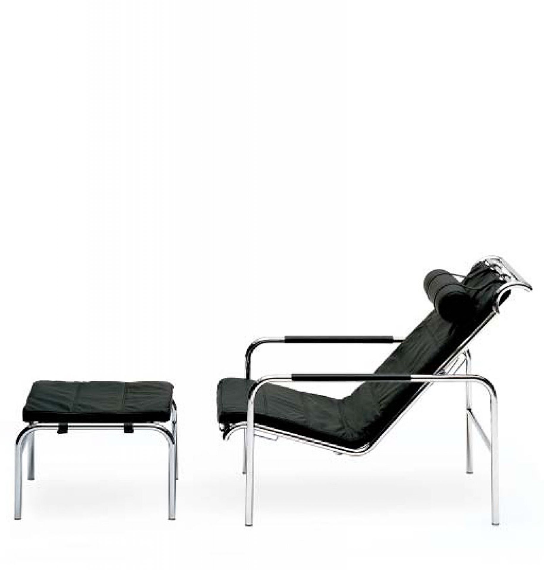 Genni Chaiselongue von Zanotta mit schwarzer Polsterung und verchromtem Stahlgestell, inklusive passendem Hocker.