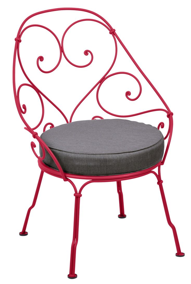 Fermob 1900 Sessel Cabriolet Outdoor, rotes Metallgestell mit grauer Sitzauflage, Gartenmöbel für Terrasse und Balkon.