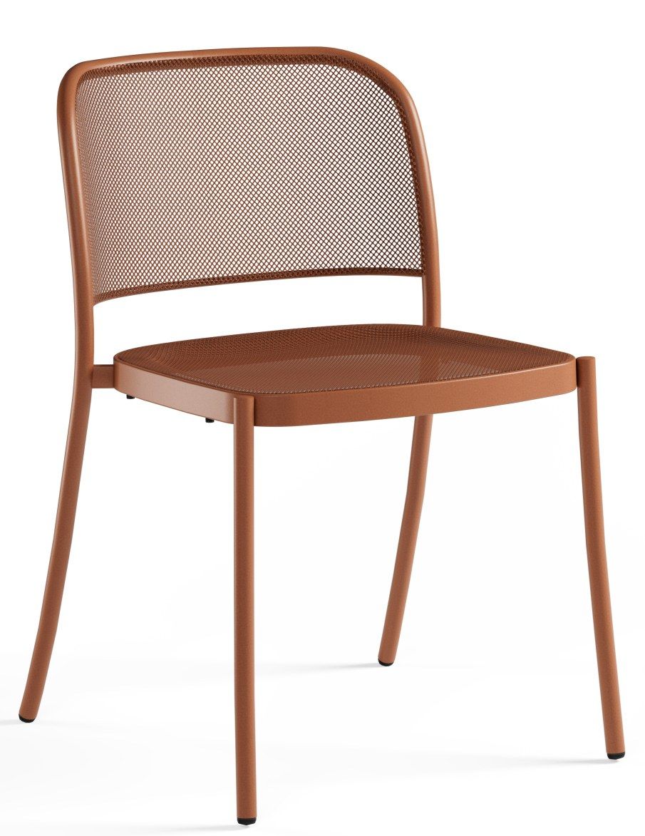 Café Chair Stuhl von Emu für den Außenbereich, brauner Metallstuhl mit Netzstruktur, freigestellt auf weißem Hintergrund.