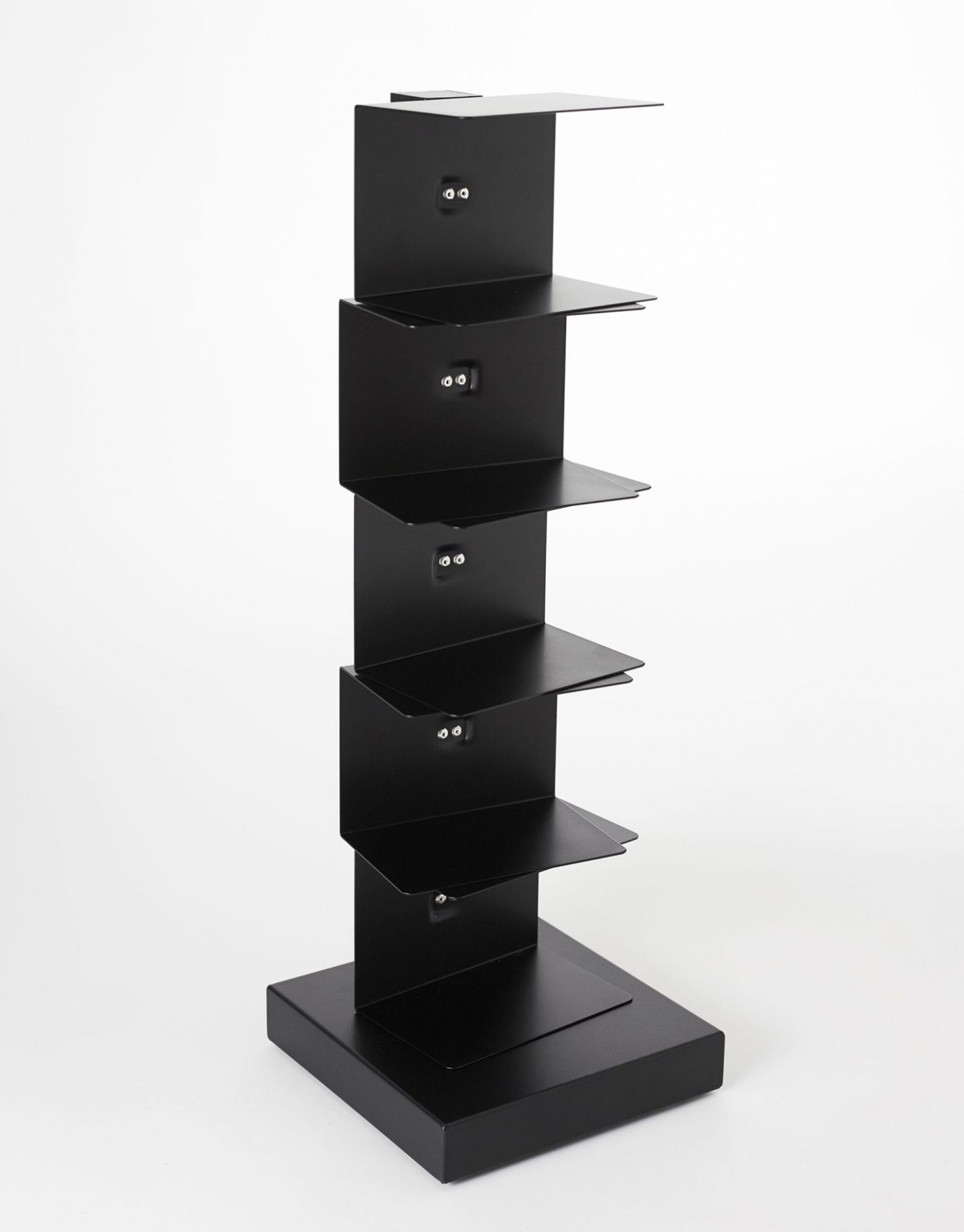 Schwarzes Ptolomeo Bücherregal von Opinion Ciatti: Design Bücherregal aus Metall mit asymmetrischen Regalböden.