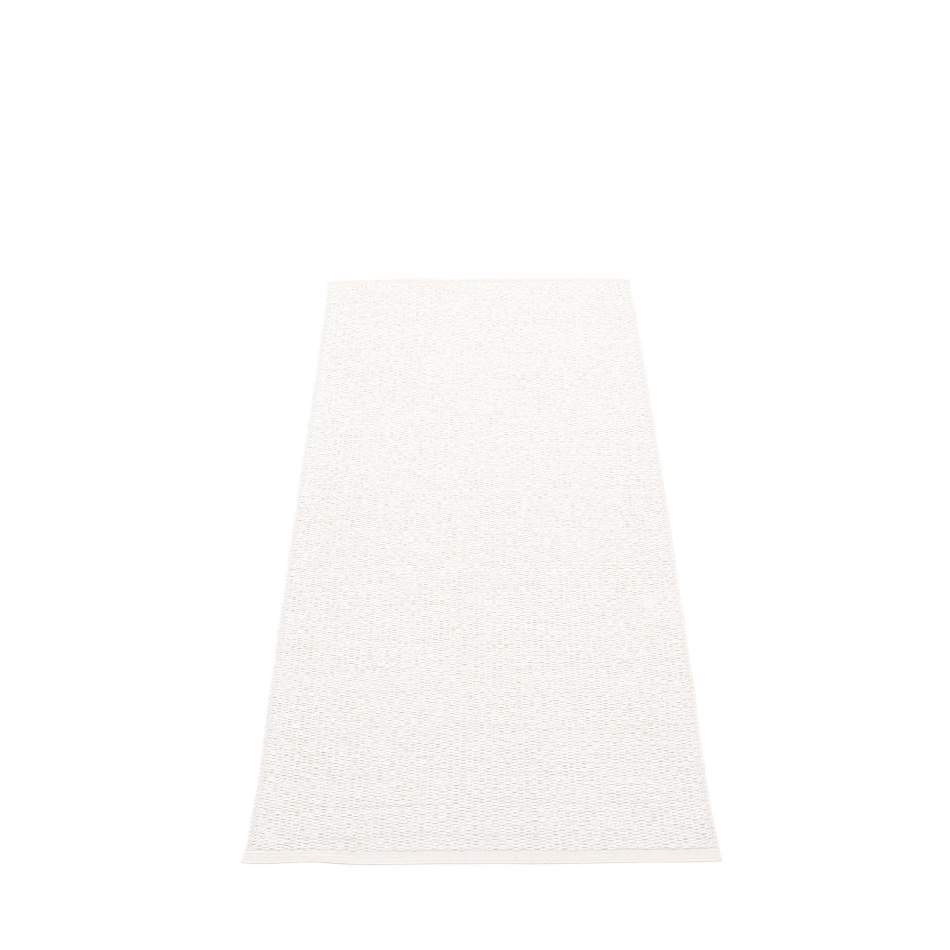 Svea Kunststoffteppich von Pappelina, 70x160 cm, in Weiß. Moderner Teppich für Innen und Außen.