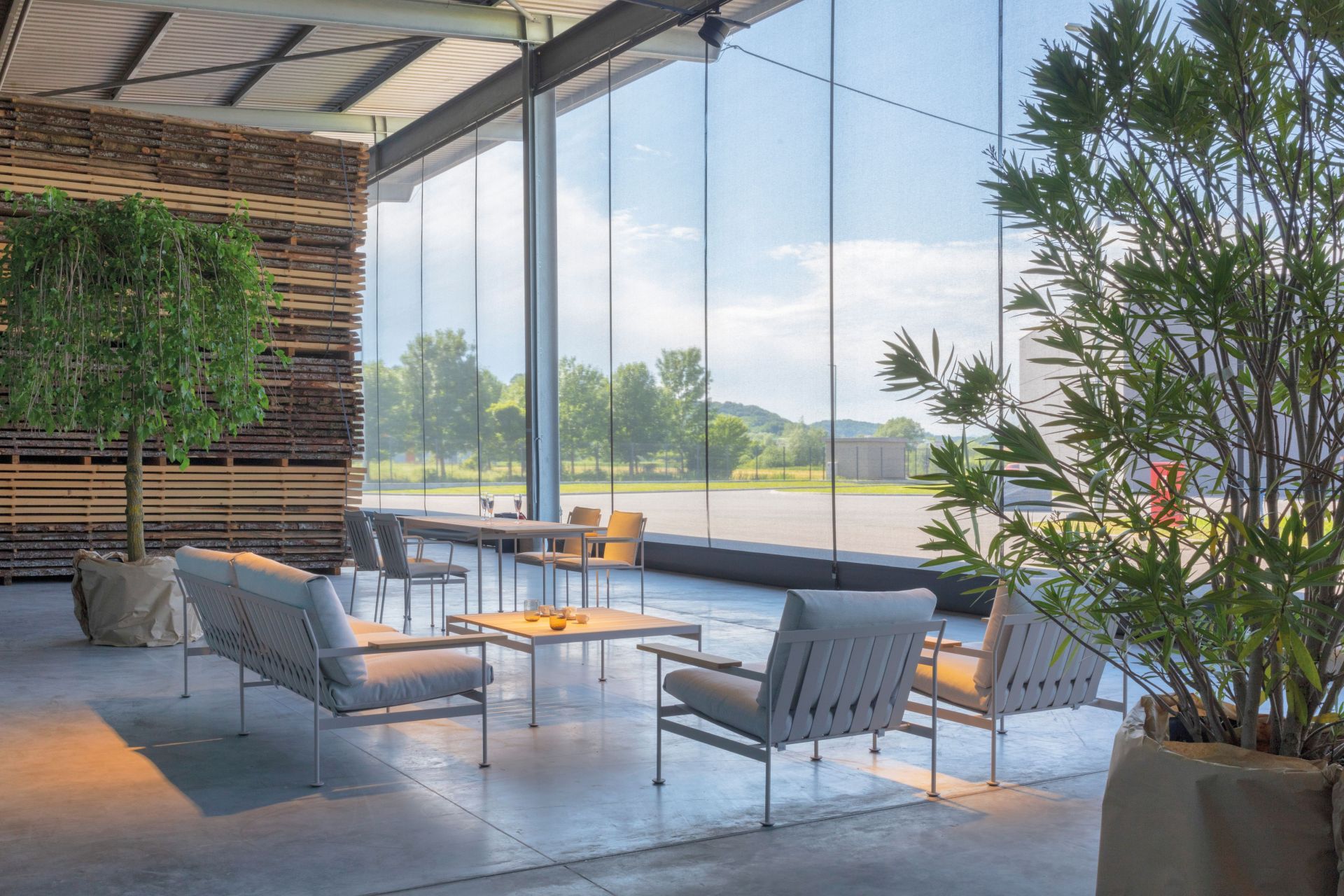 Heller Raum mit Prostoria Jugo Sessel und Sofa, modernes Design, Sitzmöbel für Wohnraum und Garten.
