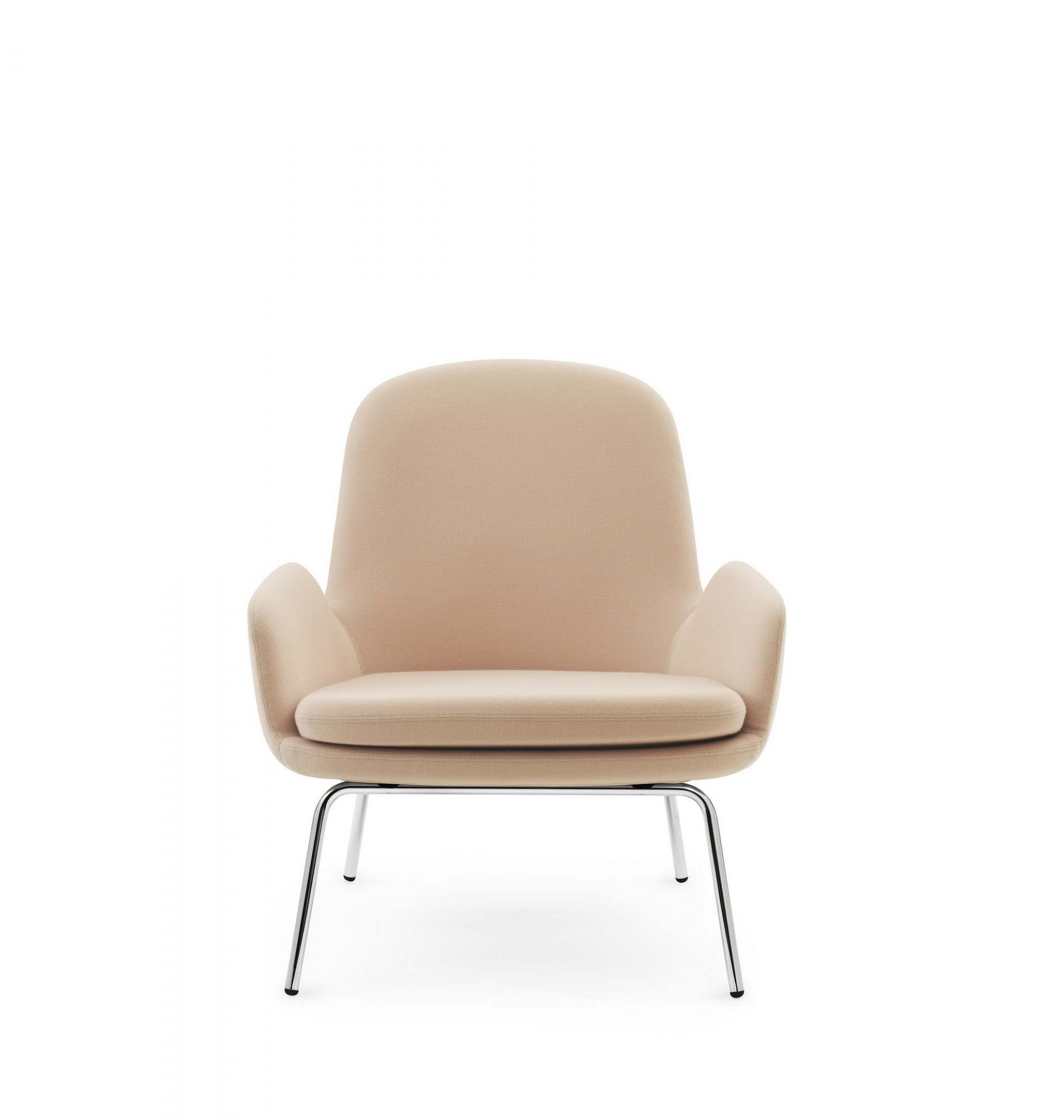 Era Lounge Chair von Normann Copenhagen, niedriger Sessel mit beigem Stoffbezug und Chromgestell.